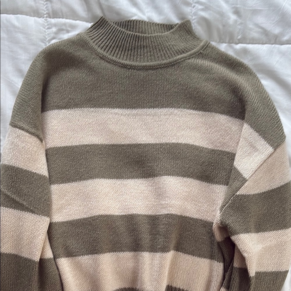 H&M Cream and Green Cowl Neck Cropped Sweater